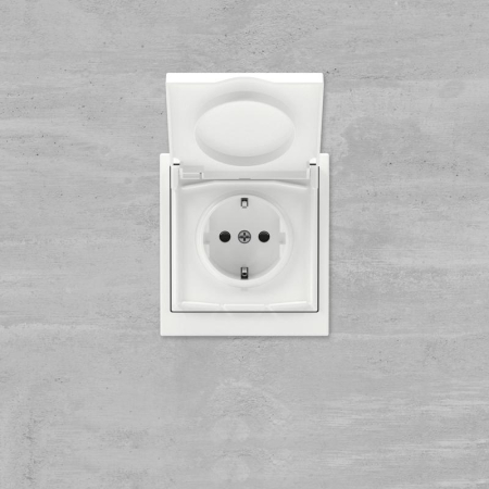 Розетка силовая KANT IP44 2P+E защ. шторки с крышкой бел. магнолия DKC 7000013
