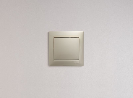 Выключатель 1-кл. СП Valena 10А IP31 250В механизм сл. кость IEK 774301